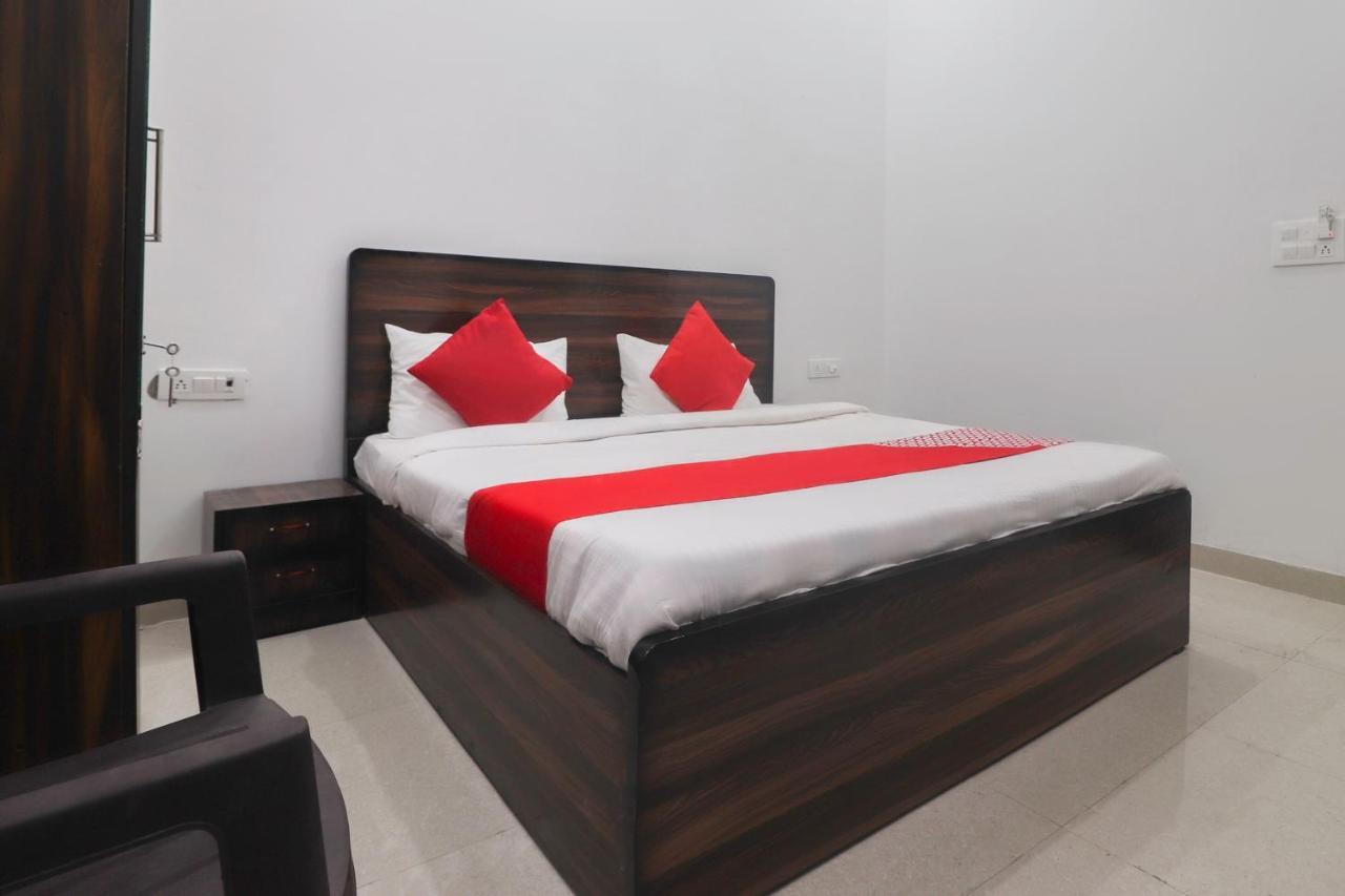Oyo 67215 Shri Hit Radha Bhawan Otel Vrindāvan Dış mekan fotoğraf